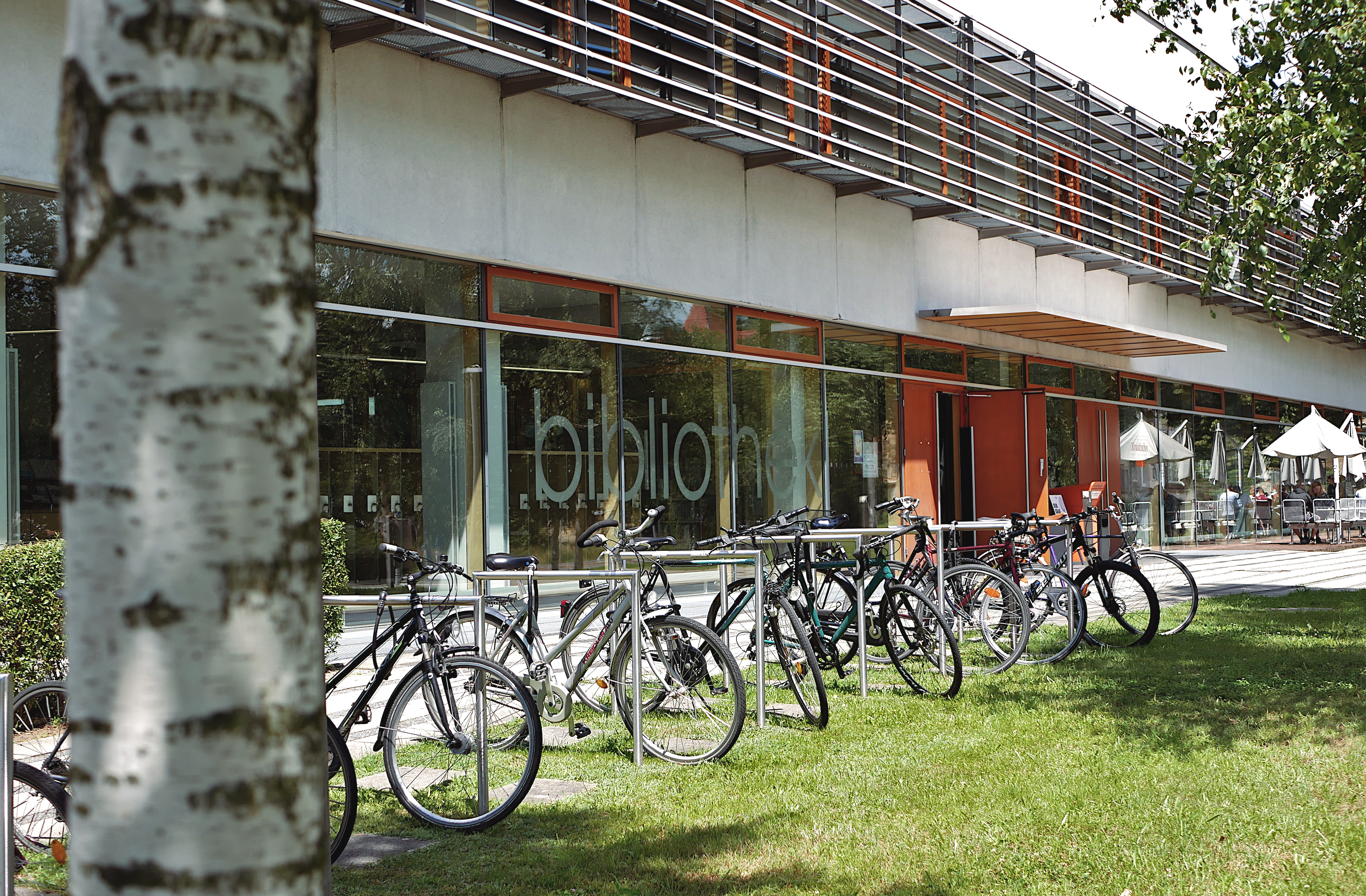 Außenansicht Hochschulbibliothek Zittau, im Vordergrund Fahrräder