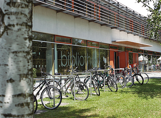 perkende Fahrräder vor dem Gebäude der Hochschulbibliothek Zittau