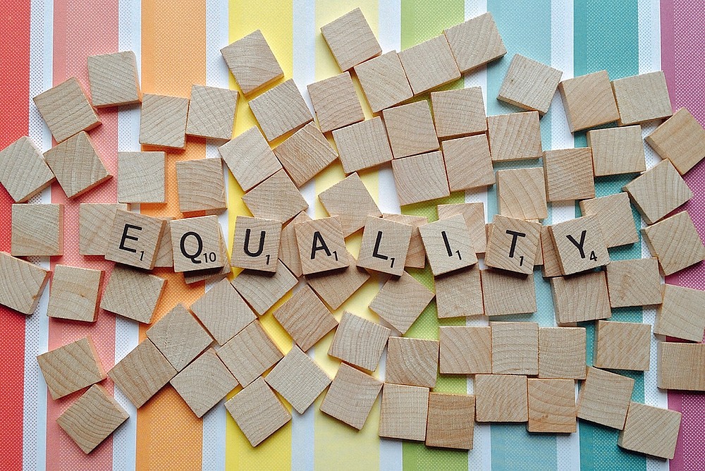 Scrabble-Steine zeigen das Wort Equality
