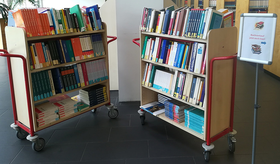 Bücherwagen mit Verkaufsbüchern in der HSB Zittau