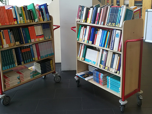 Bücherwagen mit Verkaufsbüchern in der HSB Zittau