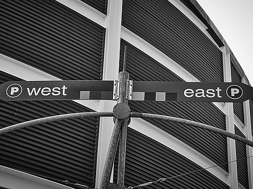 Wegweiser west east